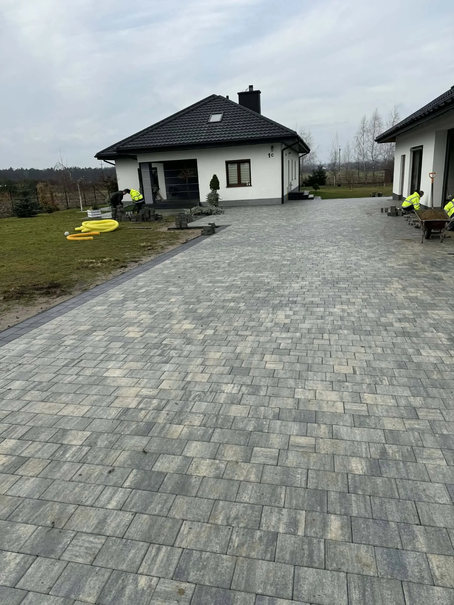Podjazd z kostki brukowej wykonany przez AMB